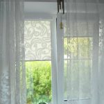 Leichter Tüll am Fenster mit Rollos