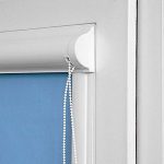 Jalousien mit Führungen an der PVC-Fensterausrichtung