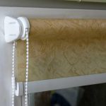 Öffnen Sie das Rollo mit der Kette am Blatt