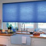 Küchenfenster mit blauen Fensterrollos