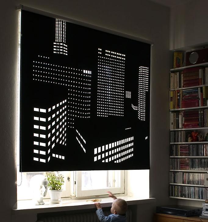 Libreria vicino a una finestra con una tenda traforata