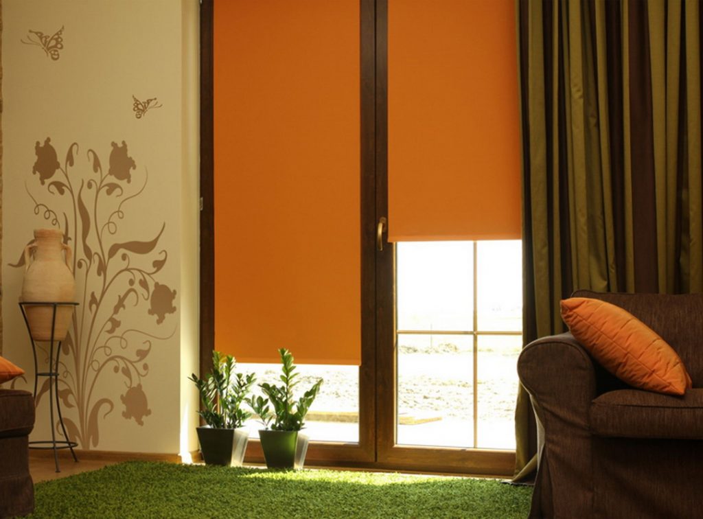 Brown rolou cortinas no interior da sala de estar