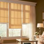 Three-part roller blinds and classic curtains in the living room