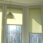 Rideaux enroulés de type ouvert sur les fenêtres de balcon