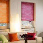 Les rideaux enroulés de différentes couleurs sont très inhabituels dans le salon.
