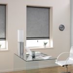 Les stores gris s'intègrent bien à l'intérieur du meuble