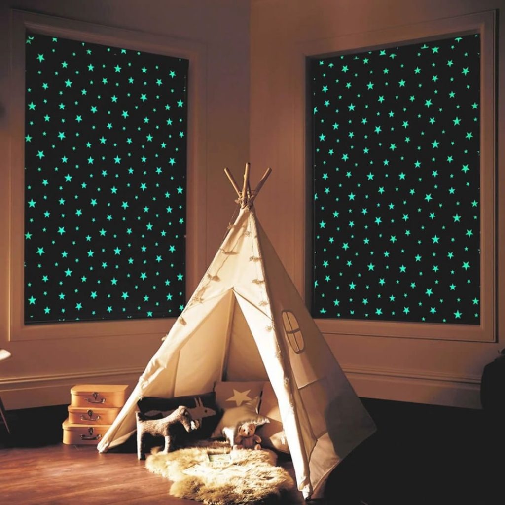 Wigwam pour les jeux dans la chambre des enfants avec des stores