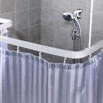 Avec l'aide d'un avant-toit flexible, vous pouvez accrocher un rideau pour une douche