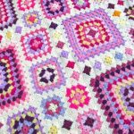 Couvre-lit au crochet élégant avec des restes colorés