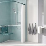 Rod im Bad mit der eckigen Anordnung der Dusche
