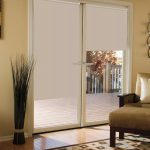 Terbuka rolling shutters di pintu kaca