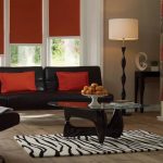 Bantal Maroon di atas sofa hitam