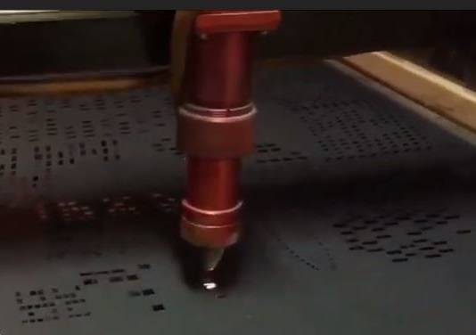 Il processo di realizzazione di tende perforate con un laser