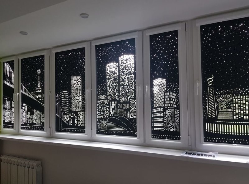 Finestre in plastica con città notturno tapparelle