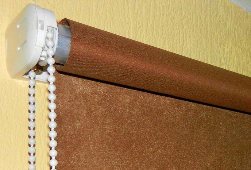 Fissaggio al muro delle tende a rullo aperte