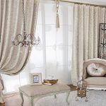 Rideaux et rideaux à l'intérieur d'un salon classique
