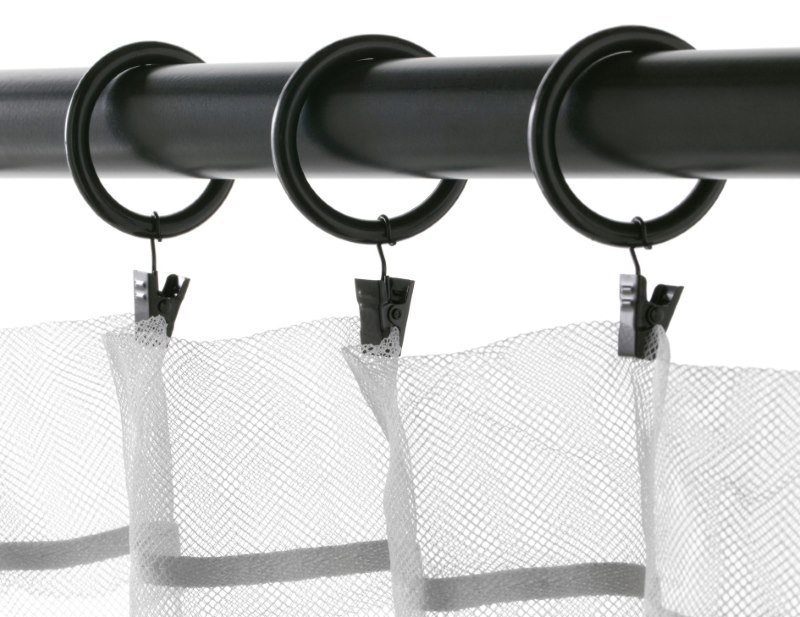 Rideau de suspension sur le tuyau d'avant-toit avec clips