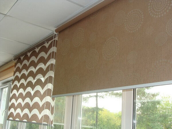 Installazione di tapparelle sul soffitto del balcone