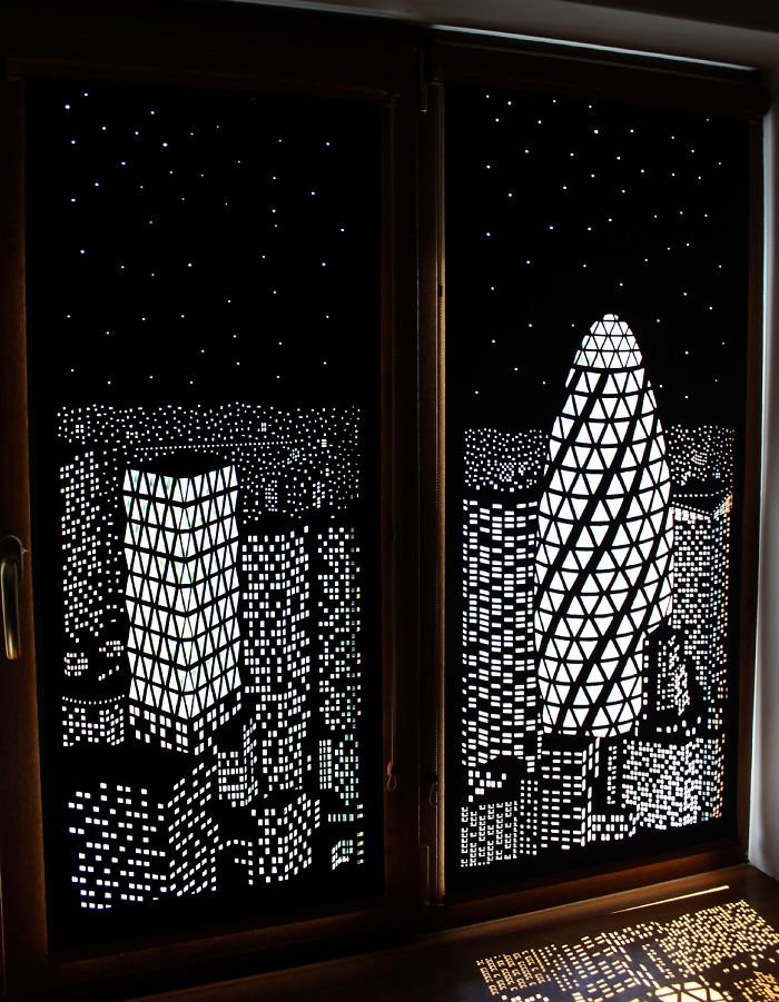 Edificio alto sulla città di notte tende di tela