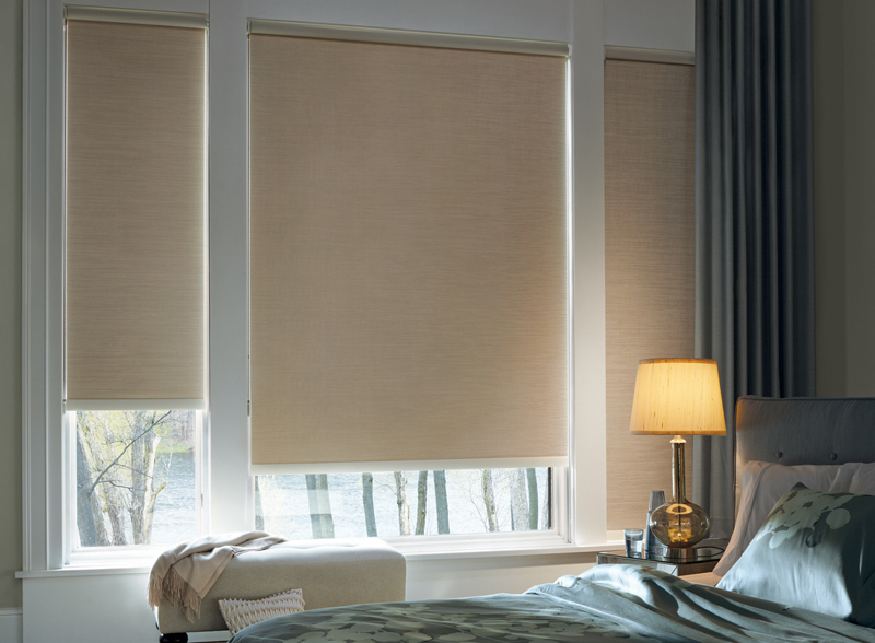 Schlafzimmerfenster mit beige Verdunkelungsvorhängen