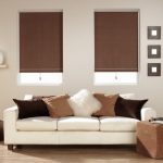 Coussins décoratifs sur un canapé blanc