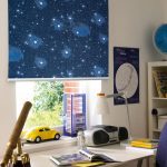 Galaxie d'étoiles sur les rideaux de la pépinière