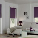 Rideaux violets dans le salon blanc