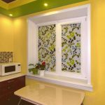 Volets à l'intérieur d'une cuisine d'appartement de ville