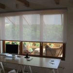Installation de volets dans l'ouverture de la fenêtre