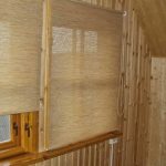 Stores sur les fenêtres en bois
