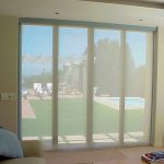 Rideaux transparents sur une grande fenêtre