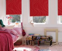 Rideaux marrons de type rouleau dans la chambre lumineuse