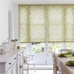 Stores sur les portes de la cuisine dans une maison privée