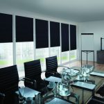 Negru perdele negre într-o sală de întâlnire mare de companie