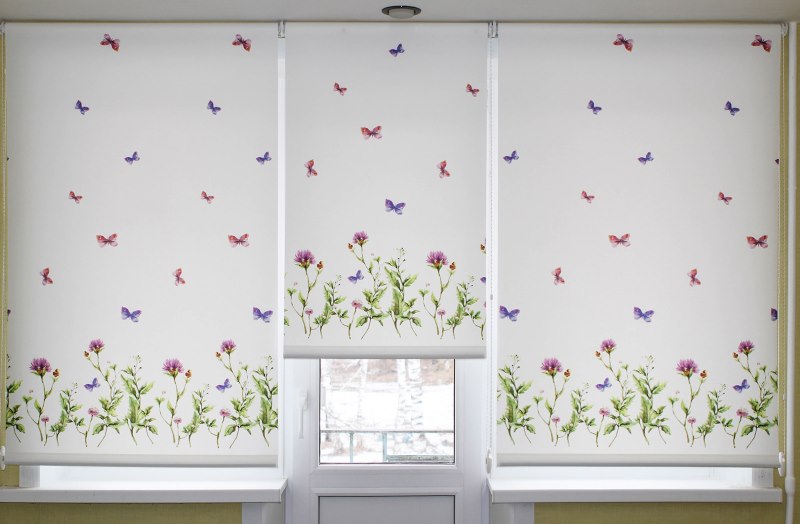 Rideaux de la société Katrice sur la fenêtre du balcon