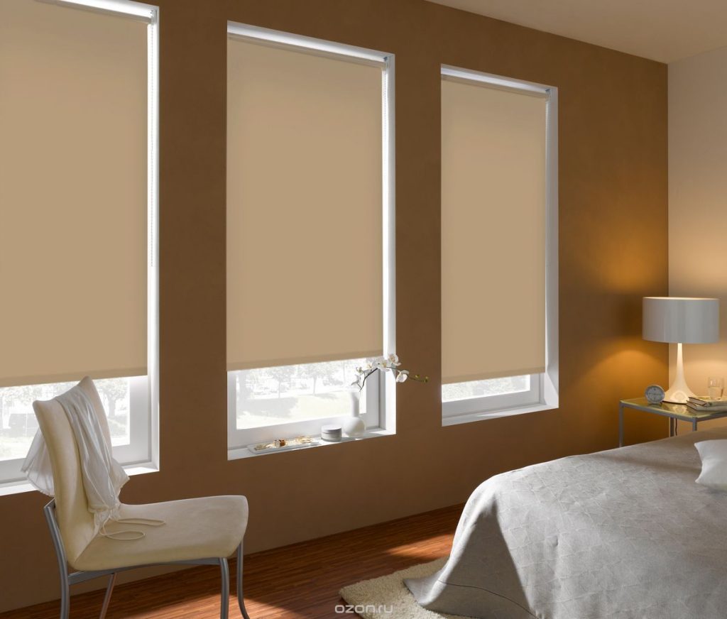 Schlafzimmer Interieur mit dicken Vorhängen