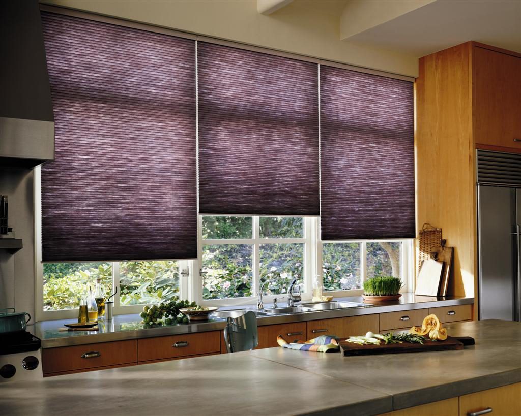 Küchenfenster mit lichtdurchlässigen Rollläden