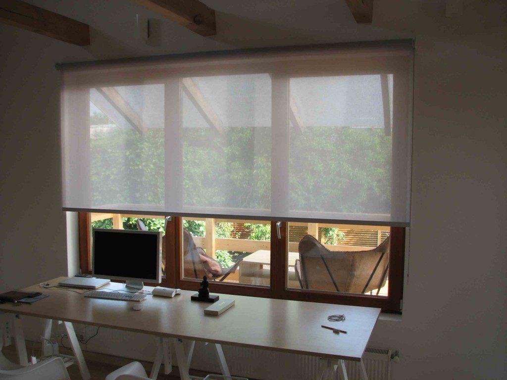 Fenster mit einer Rolle aus transparentem Stoff