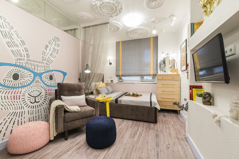 Rayures jaunes sur un store dans la chambre du garçon
