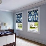 Stores romains bleus et blancs pour la chambre à coucher avec trois fenêtres