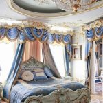 Rideaux bleus et lambrequins avec des glands pour la chambre
