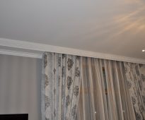 Corniche cachée pour tulle et rideaux dans la niche du plafond