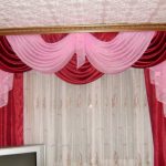 La combinaison de bordeaux et rose pour lambrequin dans le salon