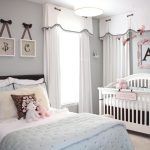 Rideaux lumineux dans la chambre des enfants
