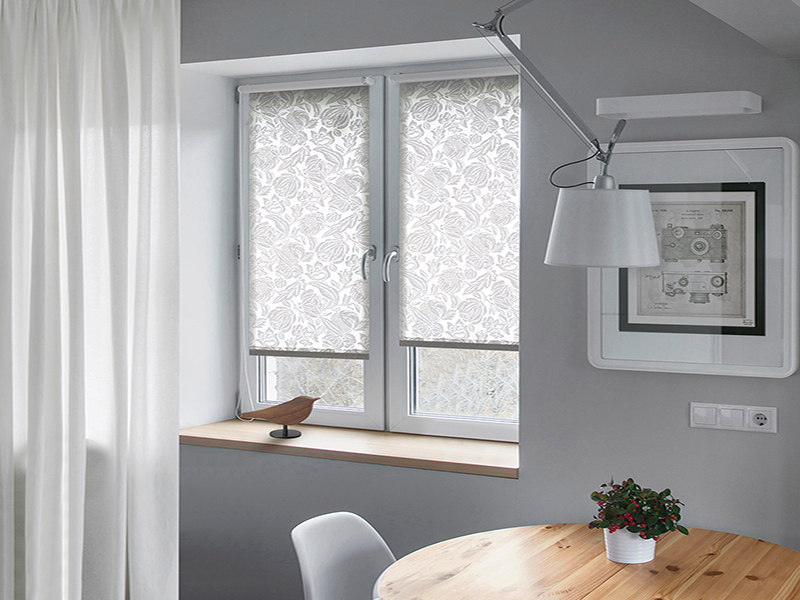 Lumineux mini rideaux sur la fenêtre de la cuisine
