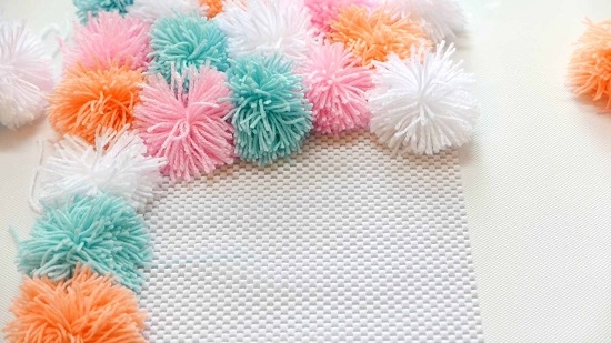 Nous attachons des pompons de couleurs différentes