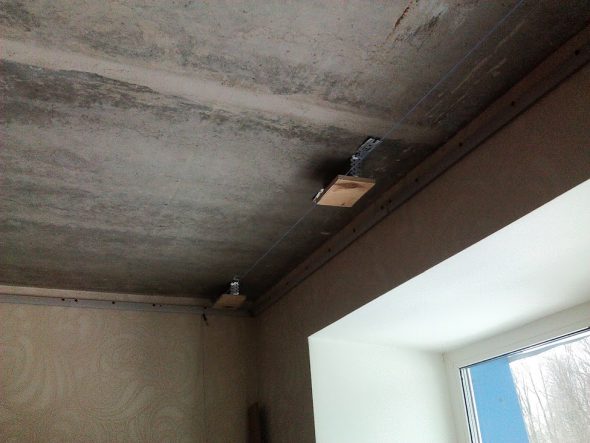 Lămpile din lemn se fixează pe elemente de fixare metalice