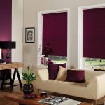 Stores opaques sombres pour un salon confortable