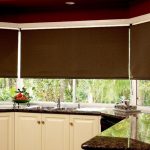 Rideaux ouverts sombres pour la cuisine