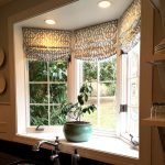 Rideaux à fenêtre romains à motifs pour la fenêtre de la cuisine